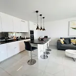 Modern, Spacious 3 Bedroom With Sea View *