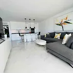 Apartman Modern, Spacious 3 Bedroom With Sea View *