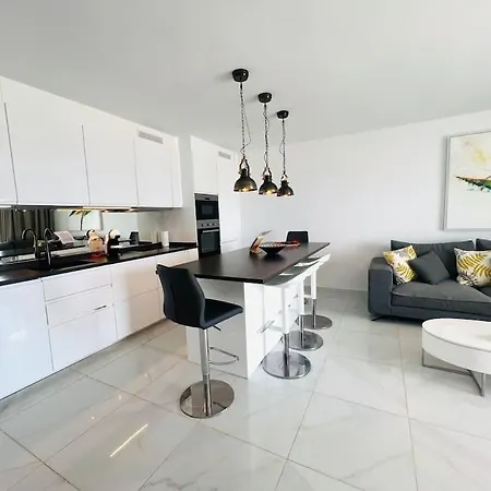 Modern, Spacious 3 Bedroom With Sea View *