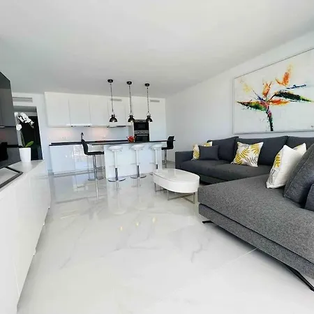Apartment Modern, Spacious 3 Bedroom With Sea View *