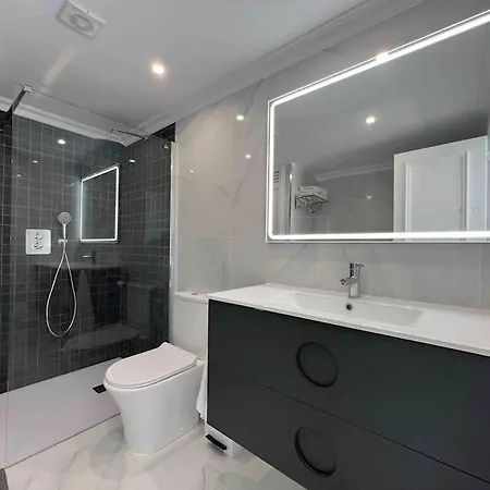 Modern, Spacious 3 Bedroom With Sea View Appartamento