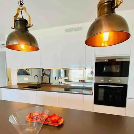 Modern, Spacious 3 Bedroom With Sea View *